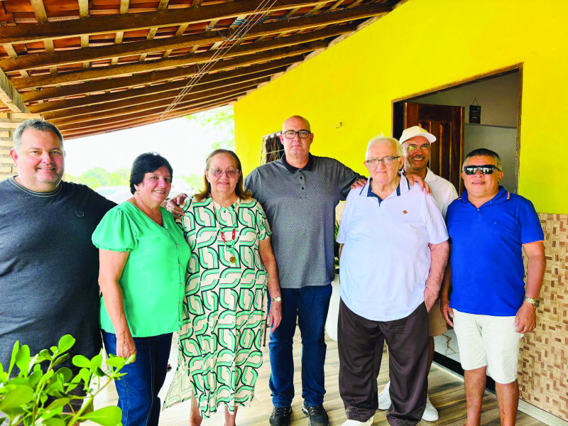 Professora e Secretária Municipal de Educação de União, Francisca da Luz Castro (de blusa verde)no sábado recebeu em seu Sítio amigos e familiares para comemorar sua nova idade. Na foto está ladeada pelo vereador: Júnior Mota, D. Regina Barros Mota, Rodrigo, médico Dr. Edmilson Mota, professor Ariosvaldo e o titular desta coluna Daniel Cardoso. - (Arquivo Pessoal)