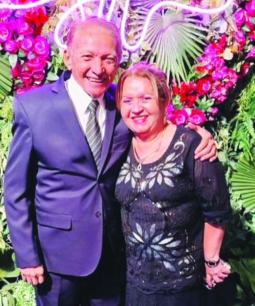 Ainda é tempo de parabenizar, a badalada Aldora Lebre, que no último sábado (20)emplacou nova idade. Tim! Tim! Na foto com o esposo Zezinho Ferreira. - (Arquivo Pessoal)