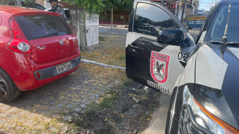 Carro roubado é abandonado em estacionamento do Hospital do Buenos Aires