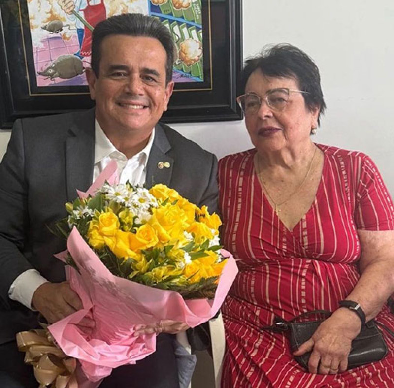 Um click do deputado Henrique Pires com sua mãe Jane Coelho de Carvalho Pires completou 82 anos