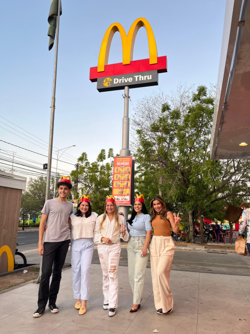 #McDonald’s em Teresina - Todo mês, o Méqui convida um jornalista e um influenciador para participar do Portas Abertas. É o programa em que é possível conhecer a cozinha, os processos e os rigorosos protocolos de qualidade e segurança. Mas, este mês é especial! O projeto Portas Abertas completa 10 Anos e a transparência é um valor importante para a marca. Para fazer parte desse momento, eu (Luciêne Sampaio) fui convidada especial para conhecer a cozinha mais famosa do mundo e degustar um dos clássicos do Méqui. Foi na Quinta-Feira (26), no Méqui da Frei Serafim. Chics!!! - (Luciêne Samapio)