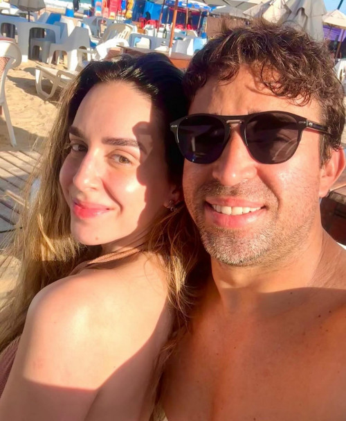 #Feliz2024 - Um click dos queridos o deputado estadual Marden Menezes & Mariel Oliveira curtindo férias em praia badalada. Chics!!! - (Divulgação)