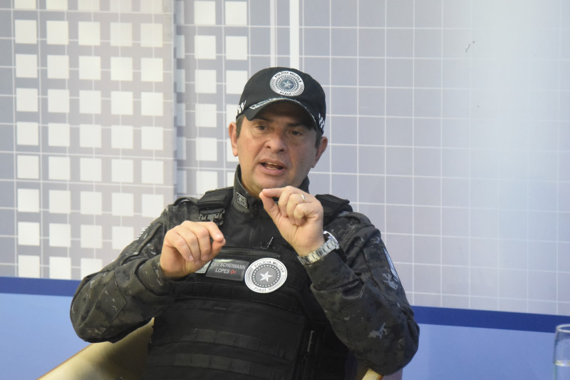 Policiais militares do Piauí utilizam os mesmos fuzis de guerra na Ucrânia, diz coronel Scheiwann