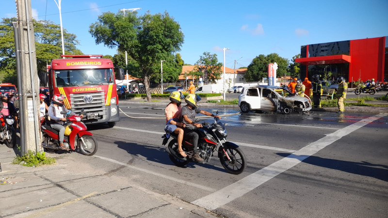 Carro pega fogo na Av. Frei Serafim e trânsito fica parcialmente interditado