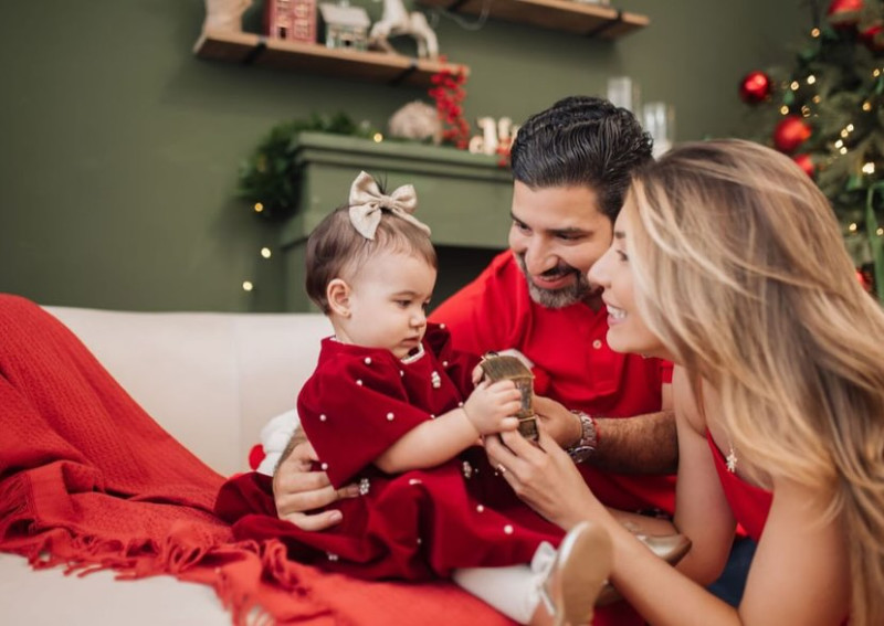 #Enasaio - Um click da médica radiologista Izabelle Sampaio e o gastroenterologista Danilo Bastos Leite em ensaio de Natal com a primogênita Maria Helena de Fátima. Chics!!! - (Ana Paula Fotografia)