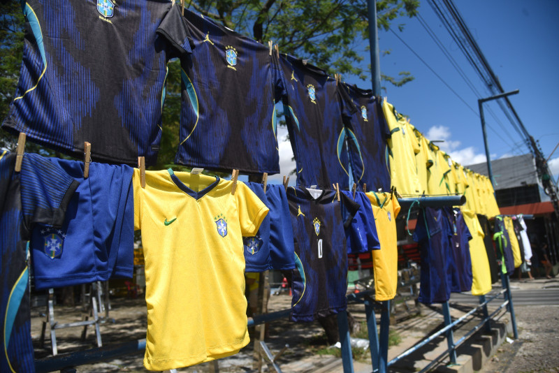  A uma semana da estreia do Brasil, moradores se mobilizam para concluir decoração das ruas para a Copa do Mundo - (Assis Fernandes/ODIA)