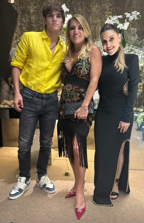 #Mãe&Filhos - Um click dos queridos Armindo Pinto, Carla Morgana Denardin e Morgana Denardin Pinto em evento badalado. Chics!!! - (Arquivo Pessoal)