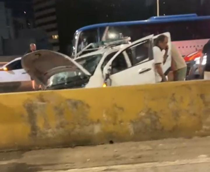 Idoso bate carro em mureta e capotamento deixa três pessoas feridas na ponte JK