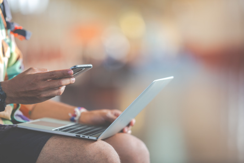 Uso da internet bate recorde no Brasil, mas Nordeste segue abaixo da média, diz IBGE