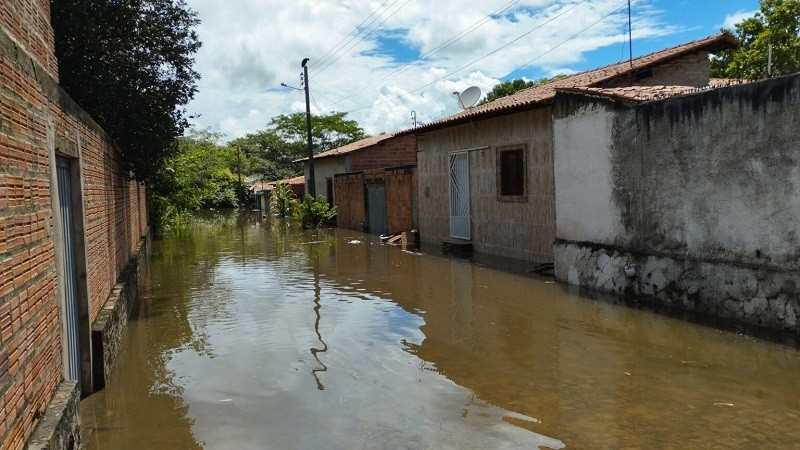 O Rio Longá, em Esperantina, transbordou e a água invadiu casas - (Reprodução/Jornal ESP)