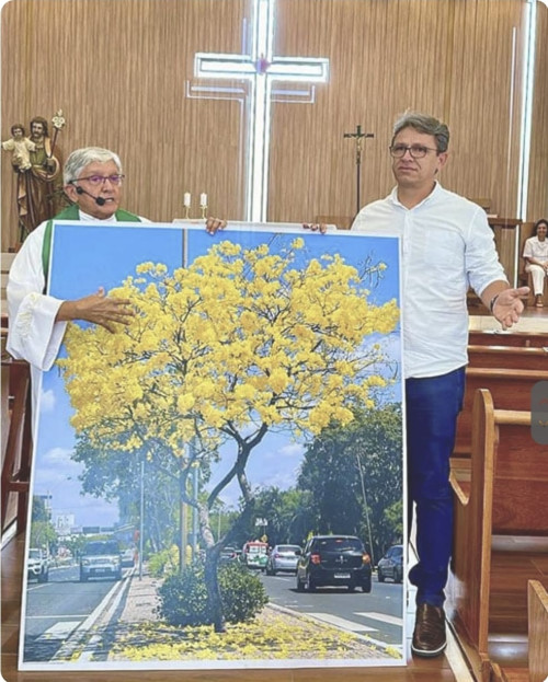 #Setembro - Um click do fotógrafo Raulino Neto, que fez a entrega nas mãos do Padre Tony Batista de um quadro de um Ipê Amarelo, que representa o combate ao suicídio, no Setembro Amarelo. A obra ficará na Igreja de São José. Chics!!! - (Raulino Neto)