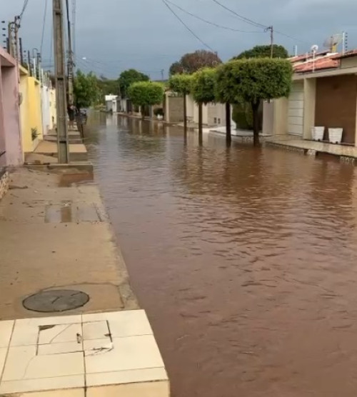 Chuva intensa causa alagamentos e deixa desabrigados em Picos