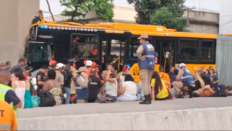 Colisão de BRT deixa mais de 60 feridos e motorista preso entre as ferragens; veja - (Reprodução)