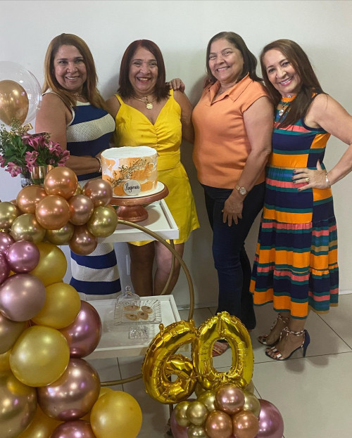 #Duo - Parabéns para as queridas Maria Regina Marques e Regina Maria (27/5)!!! Um click das gêmeas aniversariantes com as irmãs reunidas. Chics!!! - (Divulgação)