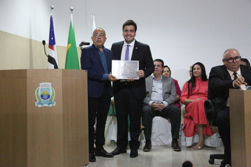 Secretário Paulo Casé recebendo o título de cidadania timonense   - (Edi Vasconcelos )