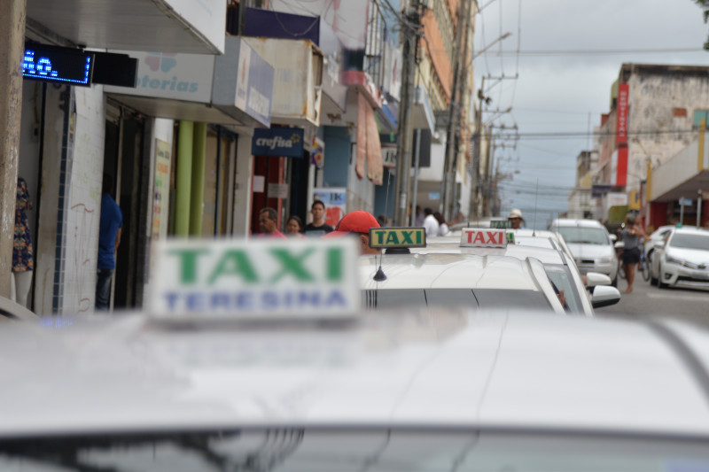 Projeto de Lei quer retirar cobrança de ICMS da compra de pneus por taxistas no Piauí - (Assis Fernandes/O Dia)