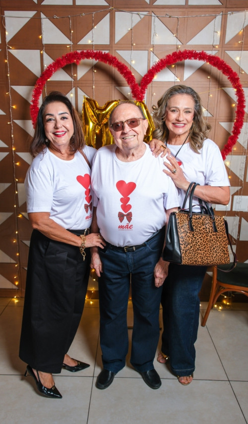 #AlmoçodasMães - Click dos queridos Darnel Brito, Luiz Gonzaga Viana e Gilka Viana no nosso Almoço das Mães. Chics!!!  - (Tibério Hélio)