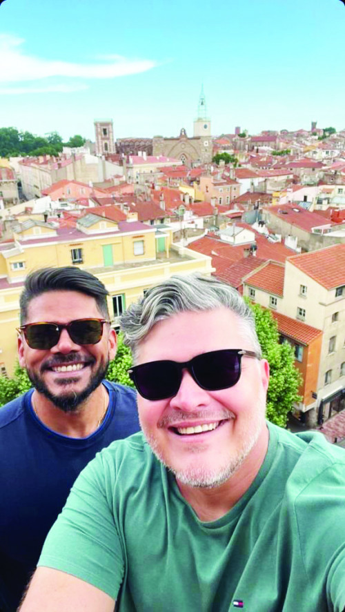 PASSEIO - Advogado Ricardo Campelo e Raul Vasconcelos (Supervisor das Óticas Diniz)estão em Barcelona, na Espanha, a convite de uma marca de lentes do setor óptico! - (Divulgação)