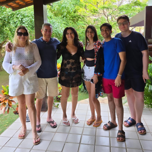  #Feliz2025 - Um click do empresário Raimundo Moraes com amigos, comemoraram a virada do ano na Praia do Coqueiro com a família e amigos reunidos. Chics!!! - (Luciêne Sampaio)