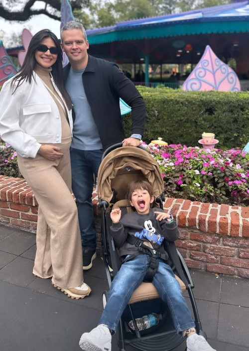 #DisneyWorld - Um click dos empresários, Assunção Lages & Victor Andrade com o filho João Victor curtindo férias internacional. Chics!!! - (Divulgação)