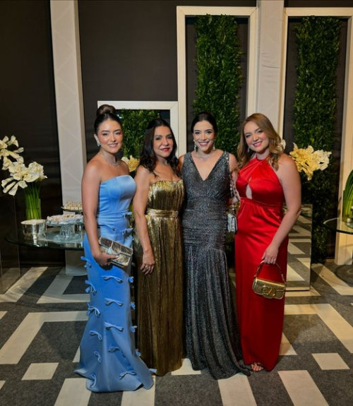 #Family - Um click das queridas Gláucia Neiva Tajra com as filhas Júlia, Louise e Maria em noite de casamento em Teresina /Piauí. Chics!!! - (Arquivo Pessoal)