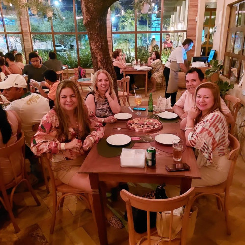 #Sabadouuuuu - Um click com dos empresários Pastora de Brito & Luiz Galvão e Hilda Galvão em noite de pizza com conversa descontraída. Chics!!! - (Luciêne Sampaio)