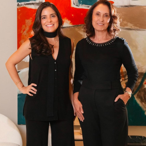 #CasaCor - Um click das arquitetas Aline Brandão e Jacinta Lira, que foram surpreendidas em matéria da @casacor_oficial: o ambiente delas na mostra @casacor_piaui foi o mais curtido de 2024 (+ de 13 mil curtidas) no perfil oficial da mostra nacional, que conta com mais 2 milhões de seguidores.  Além disso, também teve destaque no perfil do curador da mostra no Brasil, @pedroarielsantana, sendo, de longe, o ambiente mais curtido também de 2024. O ambiente das piauienses já tinha sido destaque na capa da revista da primeira CASACOR no Piauí e também, um dos ambientes escolhidos para compor o livro “A grande beleza”, também do arquiteto Pedro Ariel Santana. Chics!!! - (Arquivo Pessoal)