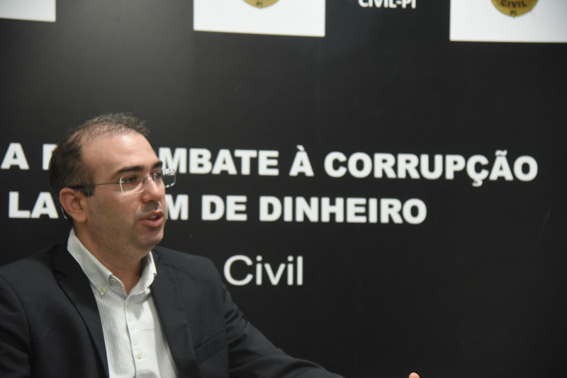 O delegado Ferdinando Martins é titular da Delegacia de Combate à Corrupção - (Assis Fernandes/O Dia)