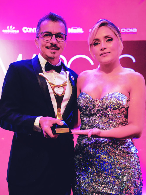 O sício-proprietário da i9 Eventos, Kelson Alencas, com a esposa, recebendo o prêmio Marcas Inequecíveis - (Reprodução/Instagram)