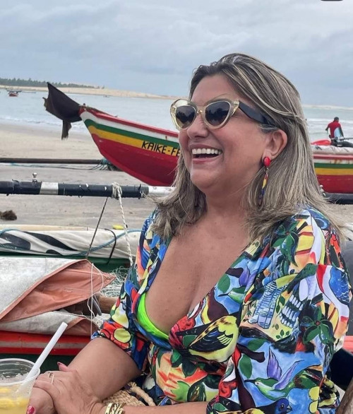#Praia- Um click da querida Regina Célia Bezerra - by Loja Regina em um maravilhoso #tbt curtindo dias de sol, mar e brisa na praia. Chics!!! - (Divulgação)