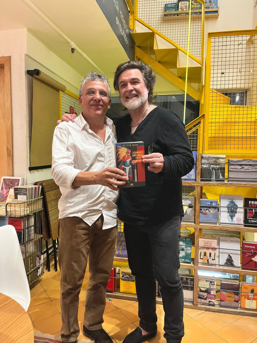  #Livro - Um click do advogado e escritor Nelson Nery Costa com o ex-jogador do Botafogo, Paulinho Criciúma. Nelson já fez o lançamento em Teresina, e no dia 9/1, lançou o seu livro 'A Serpente Emplumada em Sete Cidades', no Rio de Janeiro em espaço badalado. Grazie pelo Convite. Chics!!! - (Arquivo Pessoal)