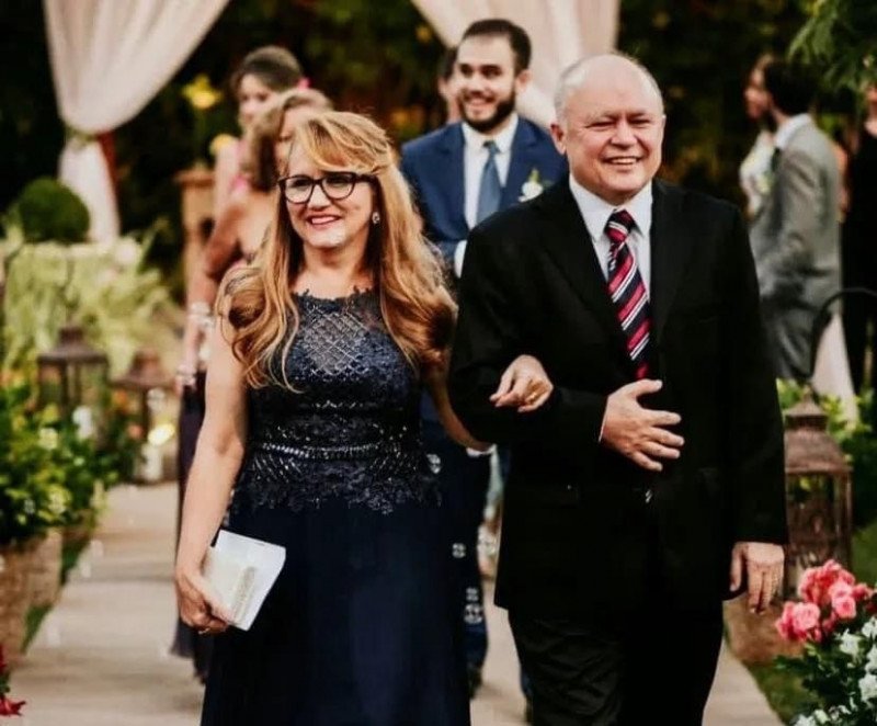 BODAS DE ESMERALDA - Advogado Décio Solano e sua esposa Martha Rejane na segunda-feira completaram 40 anos de casados. A coluna deseja Felicidades Mil - (Divulgação)