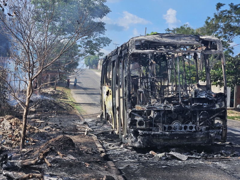 Ônibus coletivo pega fogo e fica completamente destruído na Pedra Mole - (Jailson Soares / O DIA)