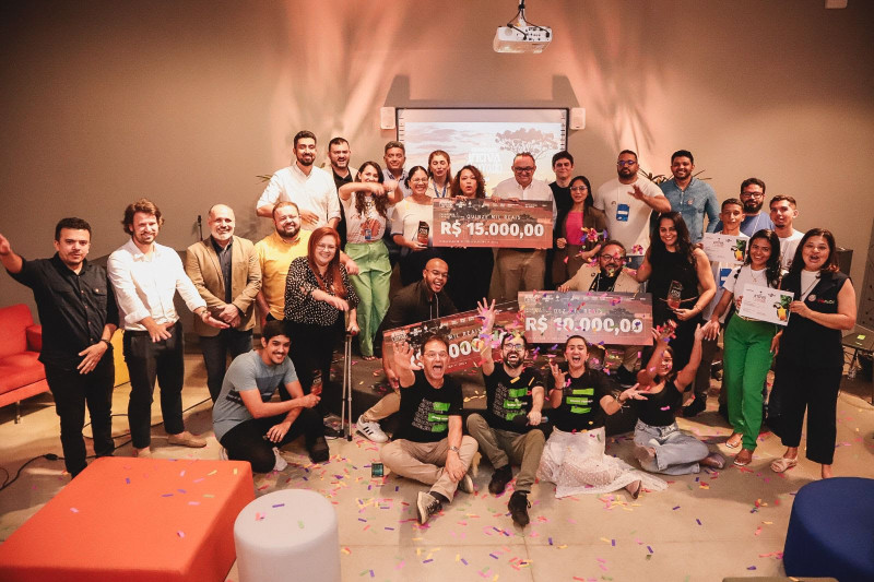 #Inova Cerrado - Premia startups focadas em sustentabilidade e inovação Projetos vencedores do edital foram Caryonutri: A Força do Cerrado, Goattech Tecnologic Innovation e Serv Materiais  Inovação e sustentabilidade marcaram o Demo Day do Edital Inova Cerrado – Ideação. Durante o evento – realizado pelo Sebrae na última semana em Teresina – os três melhores projetos foram premiados em dinheiro. Na ocasião também foram realizados paineis e entregas de certificados.  O Projeto Caryonutri: A Força do Cerrado – desenvolvido pela professora da UFPI, Deyse Mascarenhas – conquistou o primeiro lugar, recebendo o prêmio de R$ 15 mil. “O meu sentimento é de dever cumprido e extrema gratidão ao Sebrae e a Ventiur. Nos dedicamos e trabalhamos com o auxílio de todas as mentorias de excelentes profissionais. Conseguimos absorver muito conhecimento e transformamos isso em trabalho e em resultado, que culminou com a premiação”, comentou. Chics!!! - (Arquivo Pessoal)