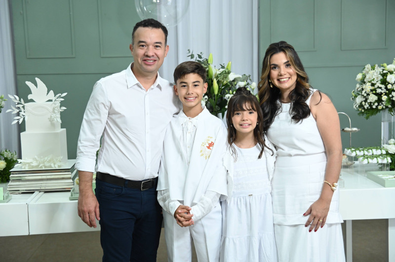 #Family - Um click dos queridos Dr. Jocerlano Sousa & Sávia Dourado, com a filha Rafaela reunidos na Eucaristia do filho Gabriel Dourado de Sousa. Chics!!! - (Arquivo Pessoal)