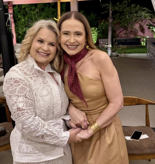 #Mulheres - Um click das empresárias Ani Heinrich Sanders e Van Fernandes no desfile da nova Coleção da @marthamedeiros_oficial. Chics!!! - (Arquivo Pessoal)