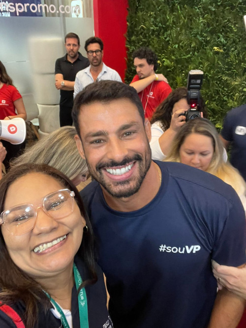 #ABAVNacional @abavnacional - Quem participou do maravilhoso evento Expo ABAV Nacional em Brasília DF., foi o ator Cauã Reymond com participantes da área de Turismo e jornalistas de todos os Estados do Brasil. Chics!!! - (Arquivo Pessoal)