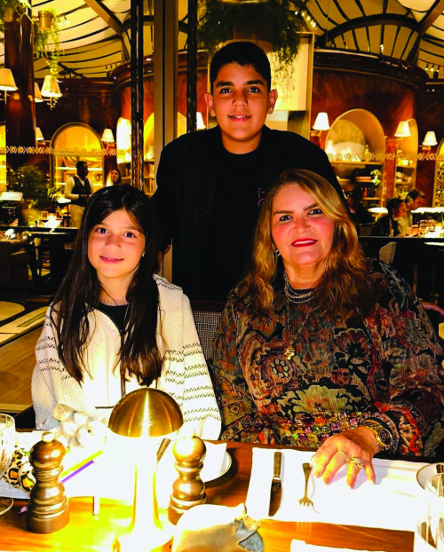 #Sampa - Um click da querida Fernanda Carneiro curtindo com os netos Maria Flor e João Batista a noite de São Paulo em restaurante badalado. Chics!!! - (Arquivo Pessoal)