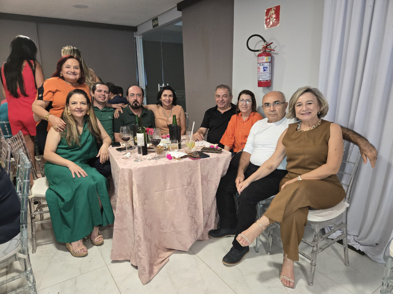 : #Festa - Parabéns para a querida empresária Polyana Melo (3/11)!!! Que comemorou em grande estilo com familiares e amigos no domingo (3), em grande estilo com um almoço bem animado. Um click das amigas e os amigos da aniversariante. Chics!!! - (Luciêne Sampaio)