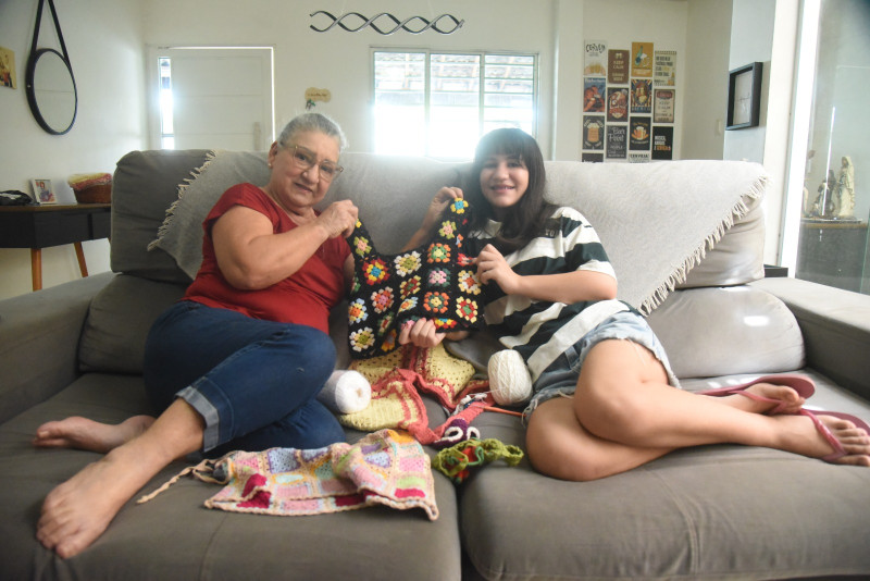 Dona Enedina e a neta Maria Fernanda - (Assis Fernandes/ODIA)