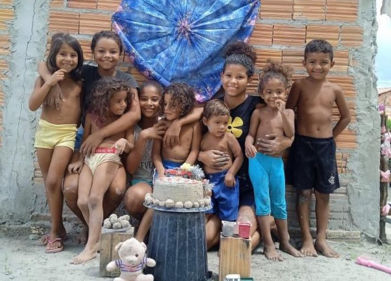 Vaquinha para menino que celebrou aniversário com bolo de areia acumula mais de R$ 125 mil