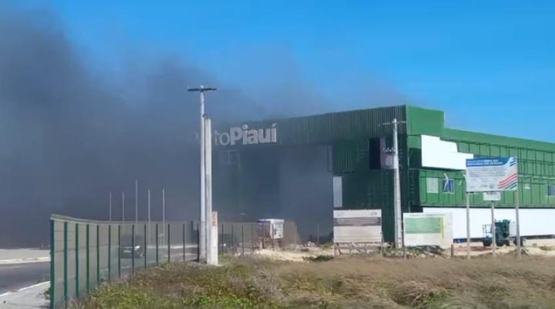 Incêndio no Porto de Luís Correia - (Reprodução/Redes Sociais)