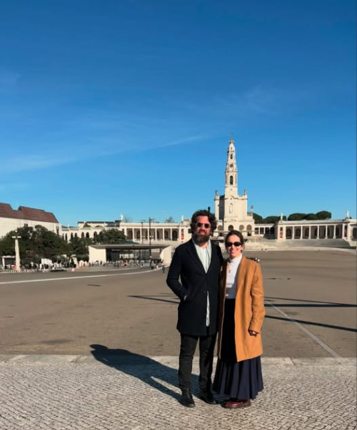 #Força&Fé - Um click dos queridos Iran Felinto & Maria Laura Guimarães, direto do Santuário de Nossa Senhora de Fátima, em Portugal, agradecidos pelo milagre da vida de sua filha, Laura Felinto Guimarães: sua passagem em família foi breve mais deixou muito amor envolvido. - (Arquivo Pessoal)