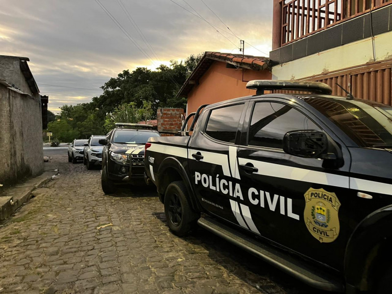 Polícia cumpre 10 mandados de prisão e apreende adolescente nos Três Andares