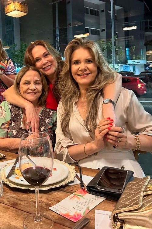 #Amigas - Um click das queridas Lina Carvalho, Tânia Carvalho e Gisela Ximenes na reunião do Granf Clube. Chics!!! - (Arquivo Pessoal)