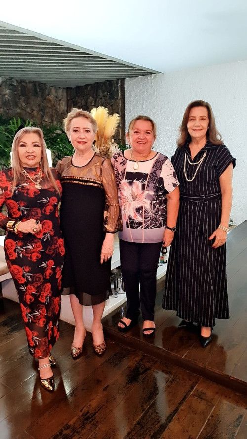 #Reunião - Um click das queridas Marinalda Oliveira, Socorro Bringel, Aldora Lebre e Marília Veras Neves Bona, que foram as anfitriãs da reunião do Lótus Clube de Teresina. Confira fotos com as demais sócias. Chics!!! - (Arquivo Pessoal)