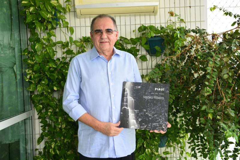 #Livro de fotografia 'Piauí - Praia Serra Cachoeira' será lançado na terça (7) em Teresina  O livro "Piauí - Praia Serra Cachoeira", de Valdeci Ribeiro, no Sesc Cajuína em Teresina. A publicação marca o segundo fotolivro do médico, que dedicou cinco anos e realizou 40 expedições fotográficas pelos principais pontos naturais e turísticos do Estado, incluindo parques nacionais, praias, cachoeiras, o Delta do Rio Parnaíba e cânions. Valdeci Ribeiro é médico e fotógrafo, piauiense de Campo Maior, nascido em 1960. Dedica-se à fotografia urbana, de paisagens e abstratas. Em 2018, lançou o livro "Sertão Rio Mar", com mais de  130 imagens, resultado de cinco anos de incursões de Valdeci no estado. Há capítulos dedicados, por exemplo, aos parques da Serra da Capivara e de Sete Cidades e ao cânion do rio Poti.  O livro será lançado durante evento no Sesc Cajuína, zona Leste de Teresina, às 19h30. Imperdível!!! - (Divulgação)