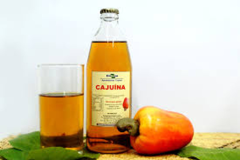 A cajuína é uma bebida não alcoólica, elaborada a partir do suco de caju clarificado e caramelizado - (Reprodução/Embapa)