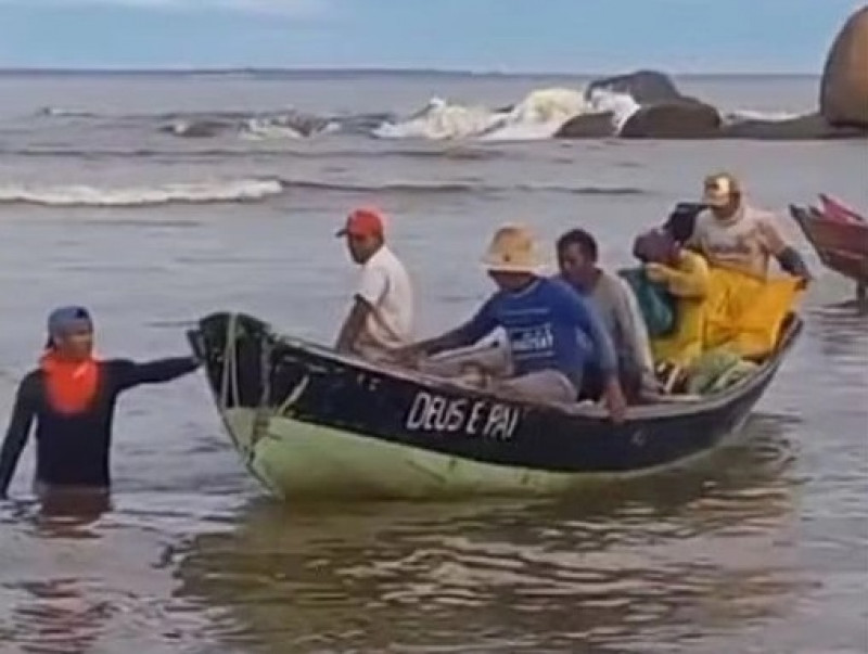 Pescadores ficaram 24 horas desaparecidos no mar em Parnaíba - (Reprodução)