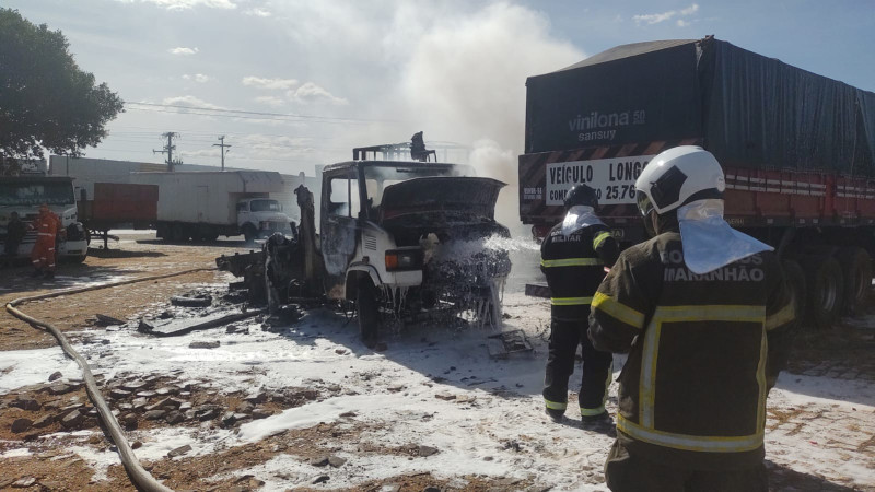 Ônibus pega fogo e atinge seis veículos. - (Chico Filho / O Dia )